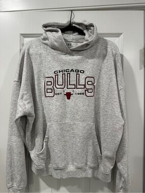 Chicago Bulls Light Gray Crewneck Hoodie with Team Logo